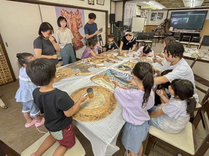 淡路島の土で描く巨大アート